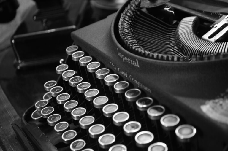 A black and white photo of an old-fashioned typwriter.
