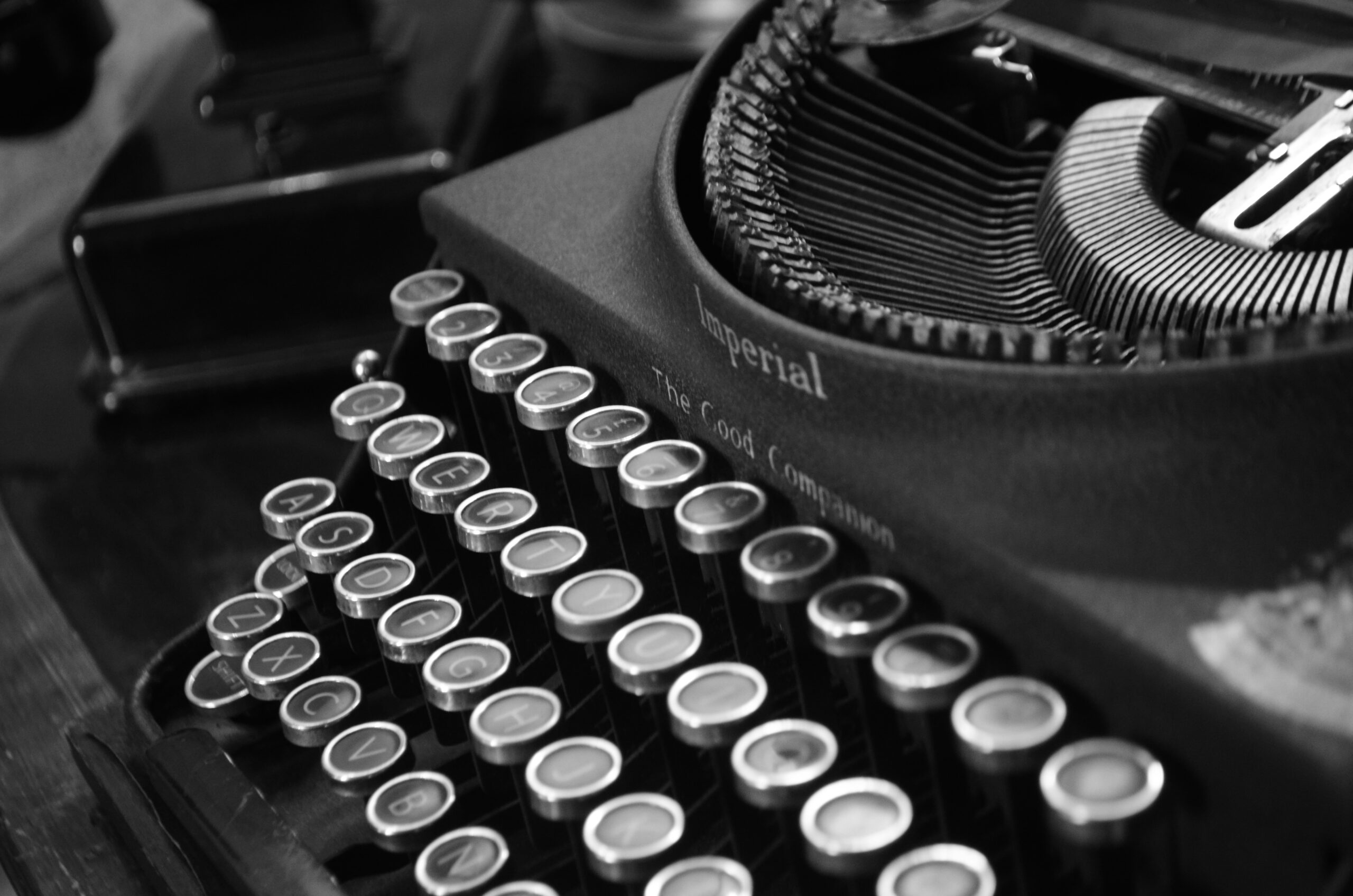 A black and white photo of an old-fashioned typwriter.